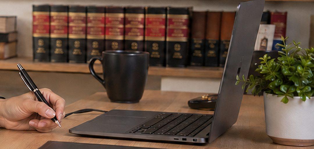 Biblioteca jurídica del despacho con códigos y jurisprudencia.